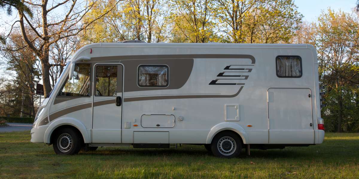 Der Hymer ML I 580 reisefertig in grüner Natur